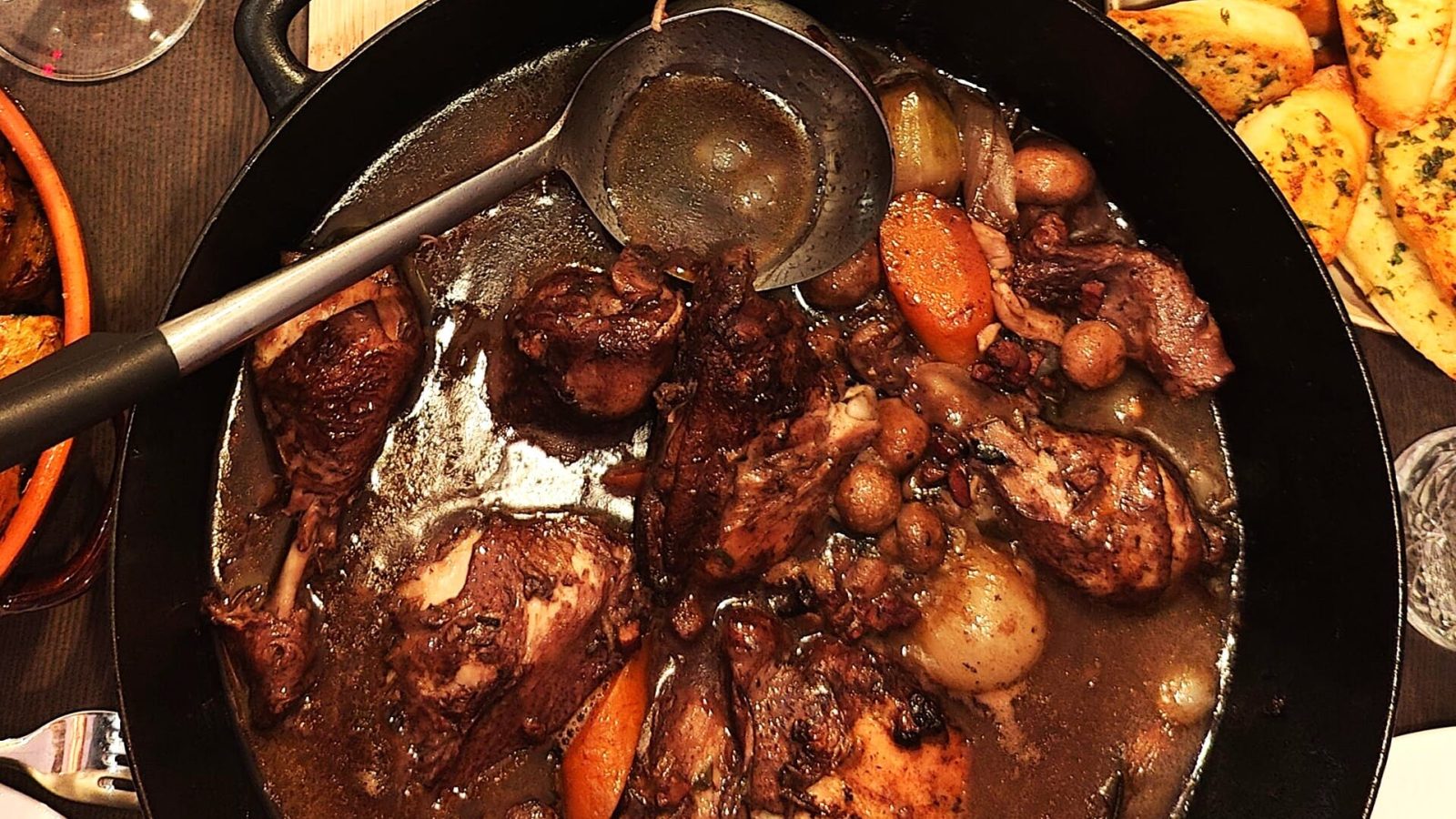 Coq Au Vin – Klassisk Rødvinsbraiseret kylling