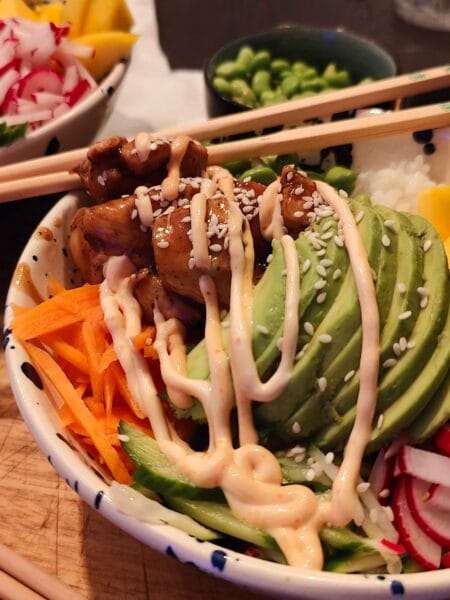 Poke bowl opskrift med terriyaki kylling