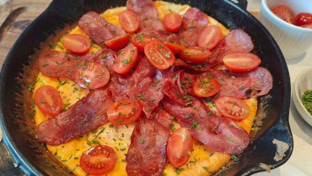 Æggekage opskrift med bacon og cherrytomater