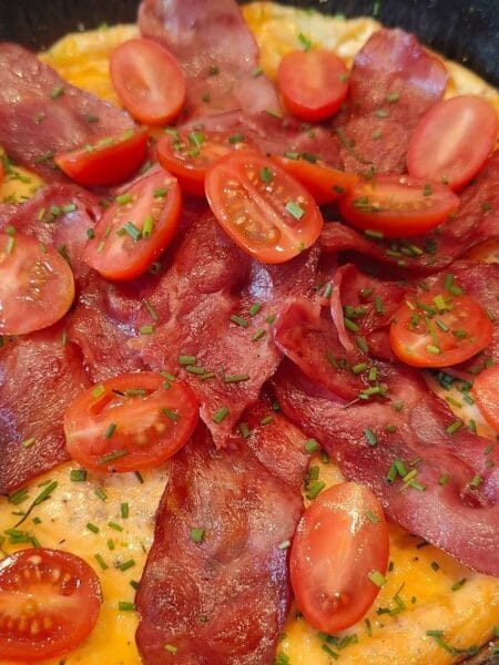 Æggekage opskrift med bacon og cherrytomater