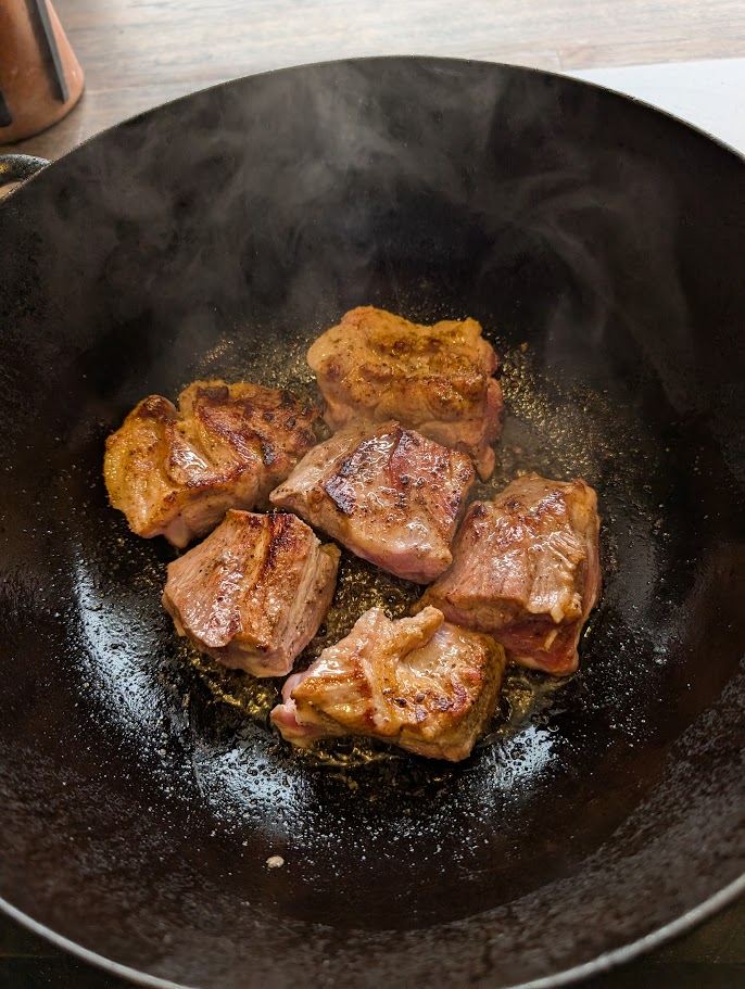 Braiseret nakkefilet, her steges de
